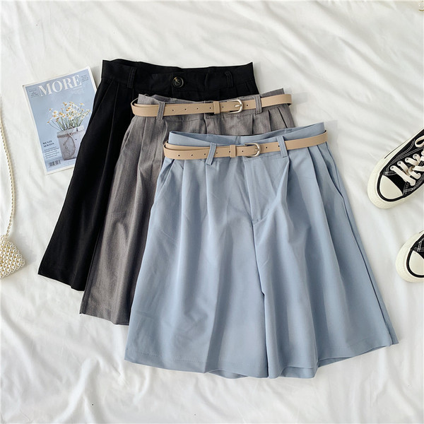 Pantaloni scurți de damă cu curea în trei culori