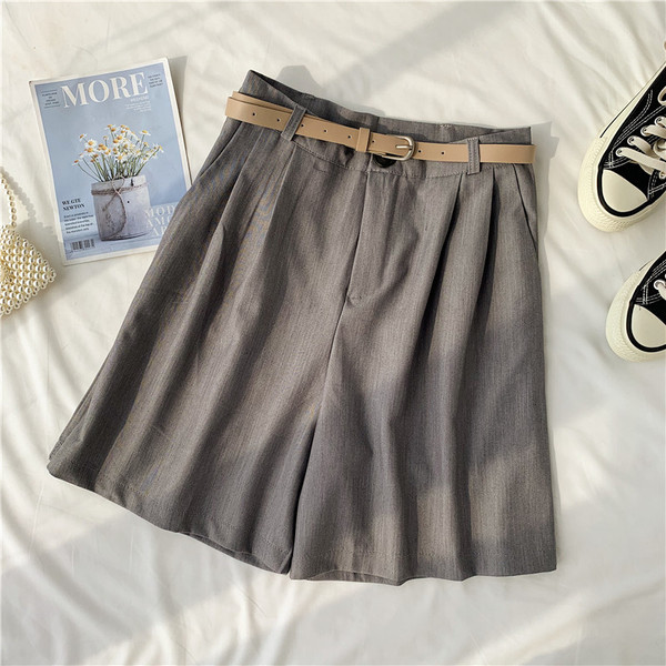 Pantaloni scurți de damă cu curea în trei culori