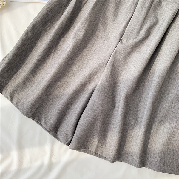 Pantaloni scurți de damă cu curea în trei culori