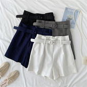 Pantaloni scurți de damă cu dungi cu curea
