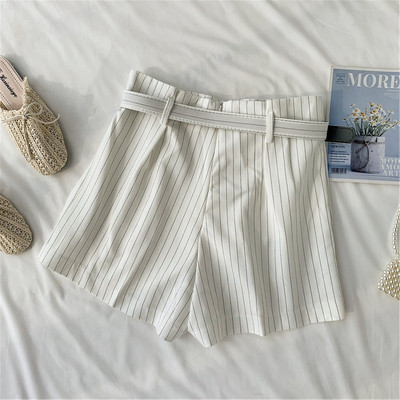 Pantaloni scurți de damă cu dungi cu curea