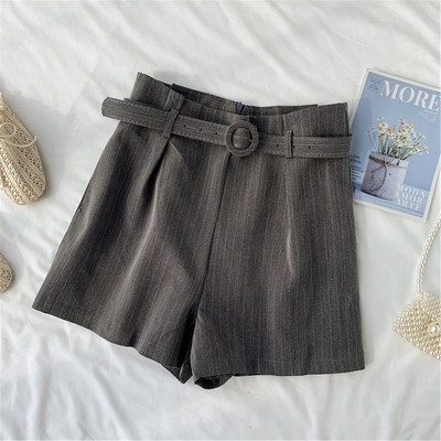 Pantaloni scurți de damă cu dungi cu curea