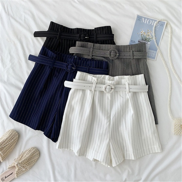Pantaloni scurți de damă cu dungi cu curea