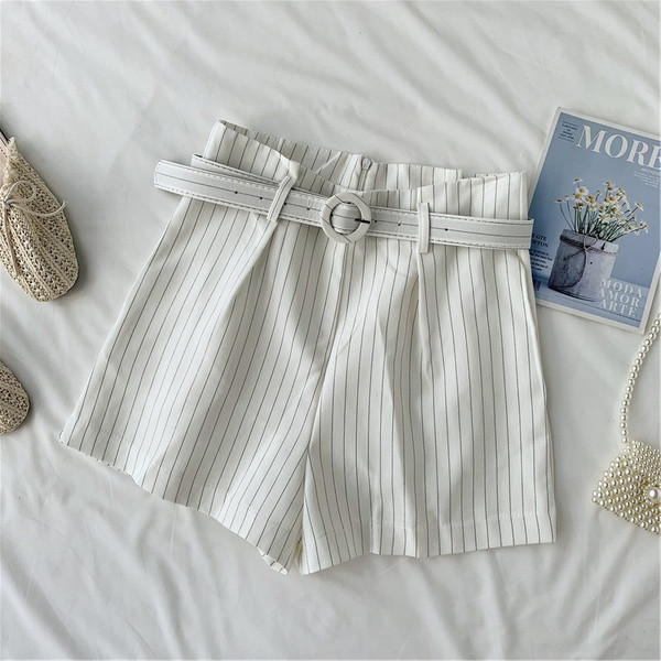 Pantaloni scurți de damă cu dungi cu curea