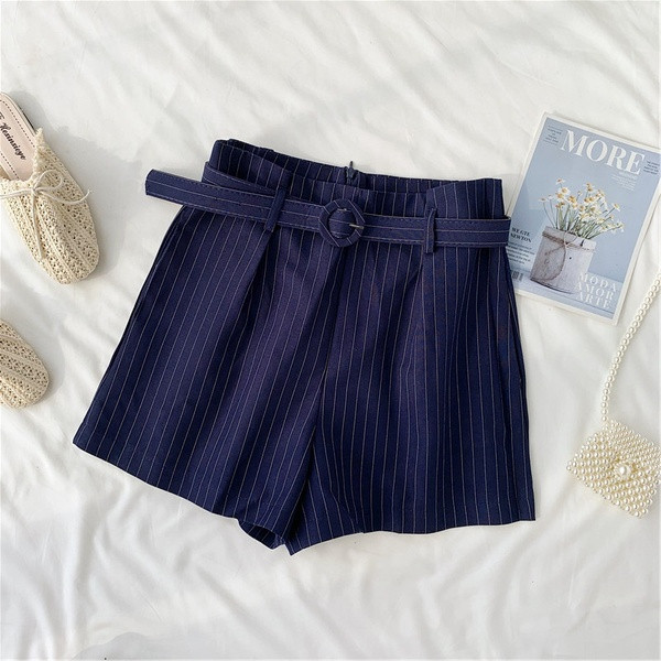 Pantaloni scurți de damă cu dungi cu curea
