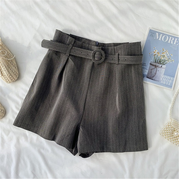 Pantaloni scurți de damă cu dungi cu curea