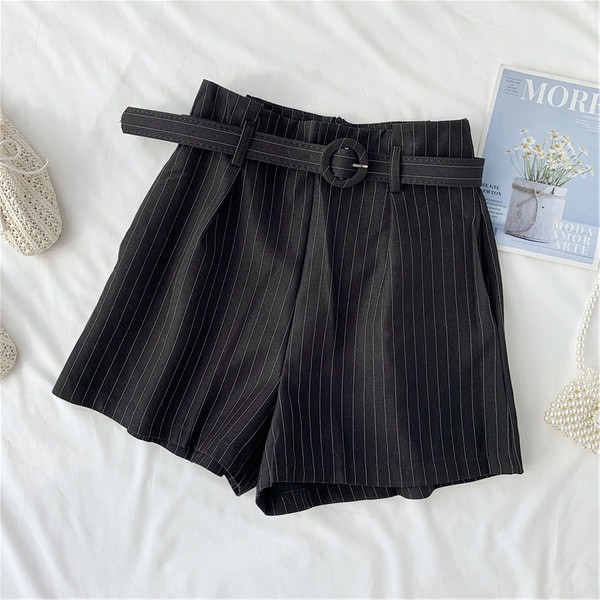 Pantaloni scurți de damă cu dungi cu curea