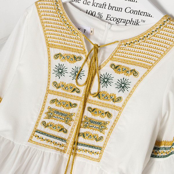 Rochie actuală de damă cu mâneci scurte și cravate în alb