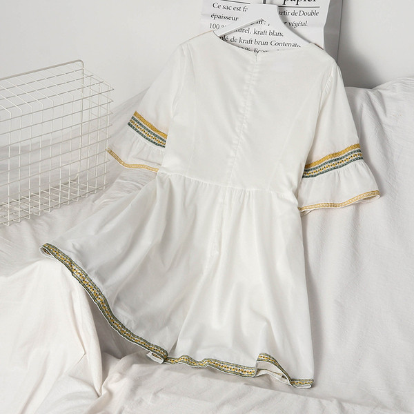 Rochie actuală de damă cu mâneci scurte și cravate în alb