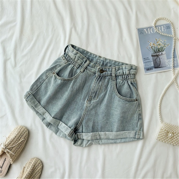 Pantaloni scurți de damă în albastru