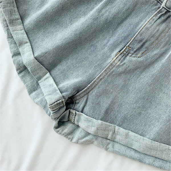 Pantaloni scurți de damă în albastru