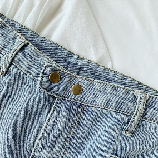 Pantaloni scurți de damă din denim cu buzunare