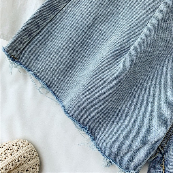 Pantaloni scurți de damă din denim cu buzunare