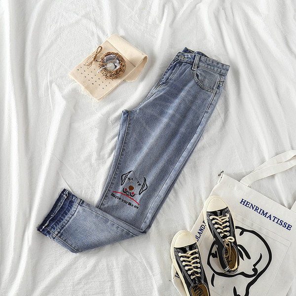 Blugi moderni de dama cu talie inalta si broderii in albastru