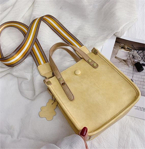 Geanta de dama moderna din piele ecologica in mai multe culori si pandantiv