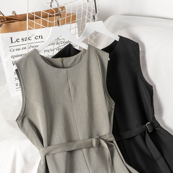 Salopetă elegantă de damă cu curea în negru și gri