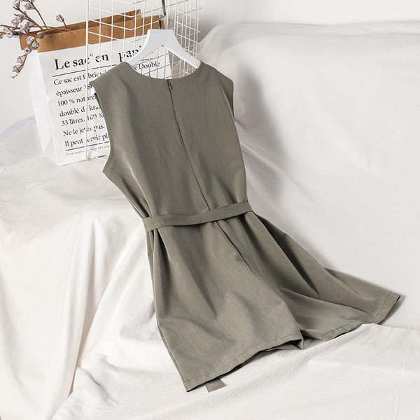 Salopetă elegantă de damă cu curea în negru și gri