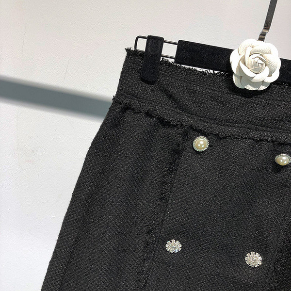 Fusta de dama moderna in negru cu nasturi