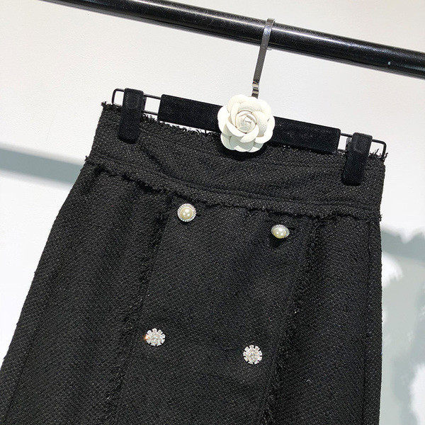 Fusta de dama moderna in negru cu nasturi