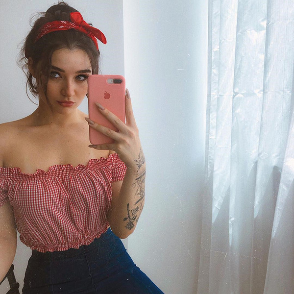 Bluză de damă scurtă în carouri de culoare roșie