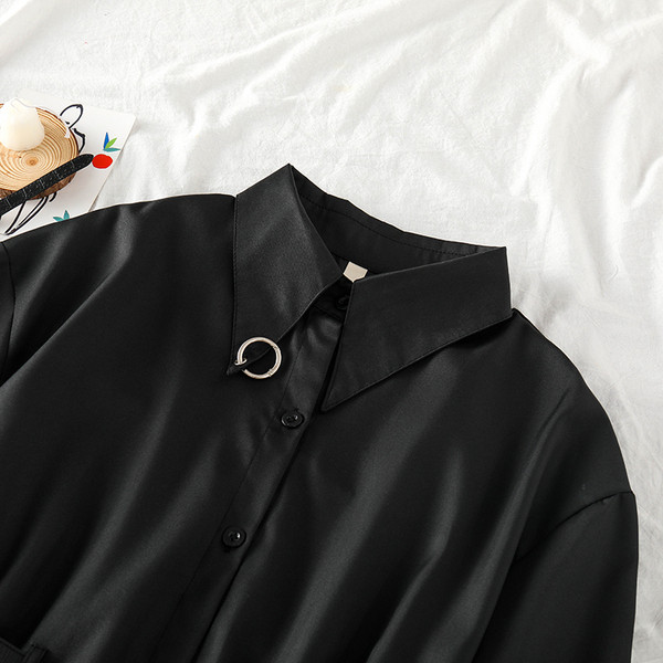 Cămașă modernă de damă cu mâneci scurte și curea de culoare neagră