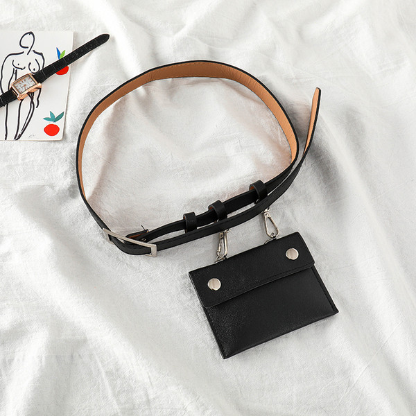 Cămașă modernă de damă cu mâneci scurte și curea de culoare neagră