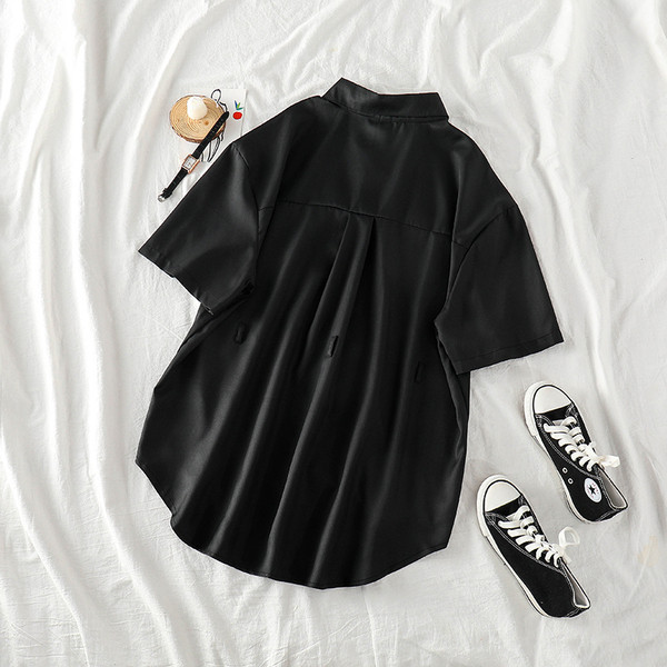 Cămașă modernă de damă cu mâneci scurte și curea de culoare neagră