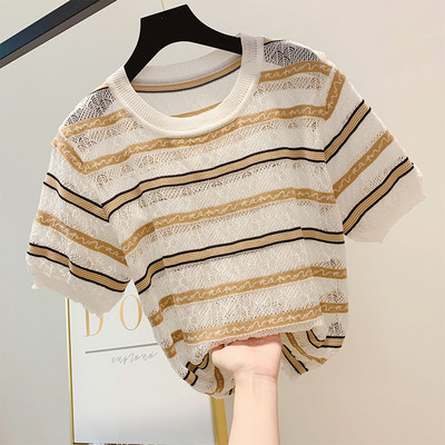 Bluză de damă din dantelă cu decolteu O