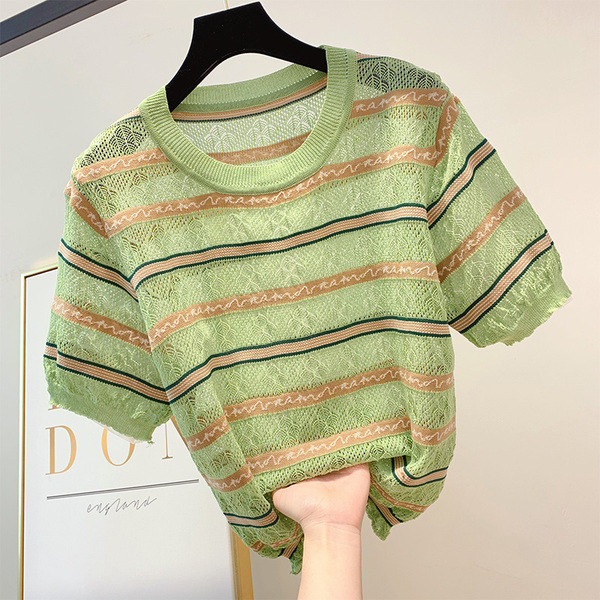 Bluză de damă din dantelă cu decolteu O