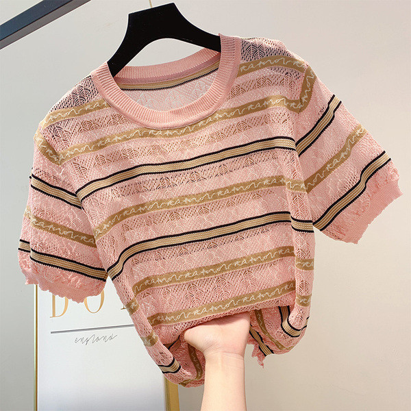 Bluză de damă din dantelă cu decolteu O