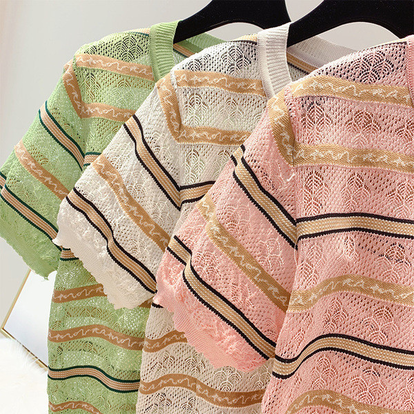 Bluză de damă din dantelă cu decolteu O