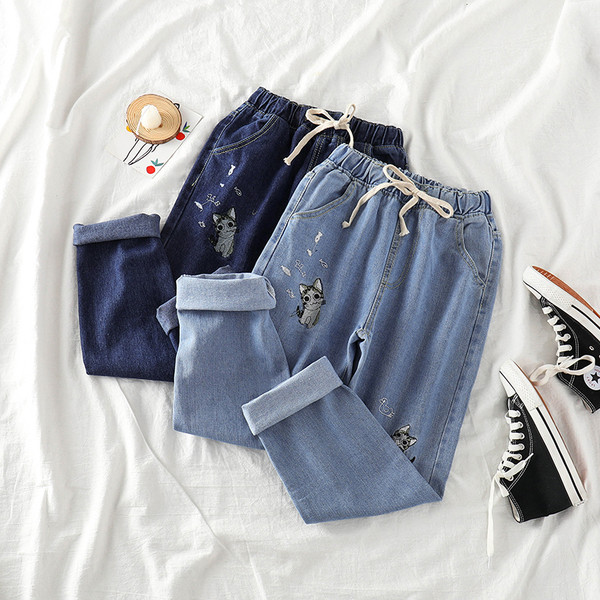 Модерни дамски дънки с еластична талия и бродерия в два цвята