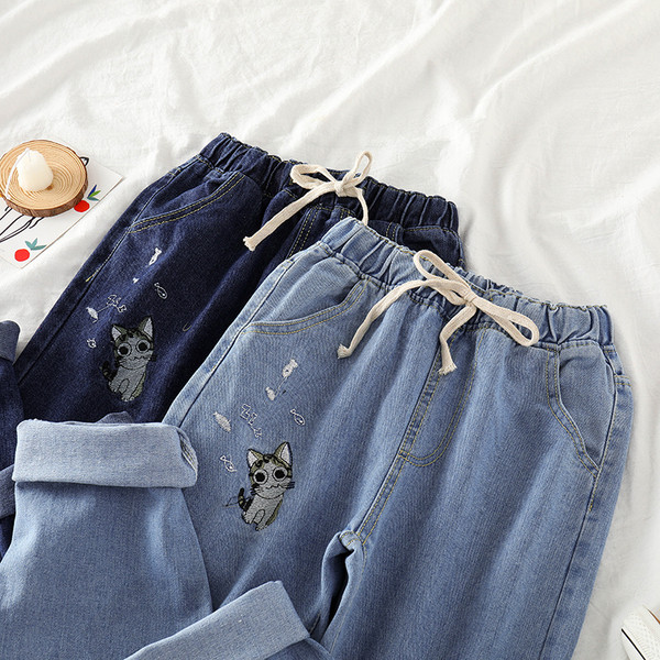 Модерни дамски дънки с еластична талия и бродерия в два цвята