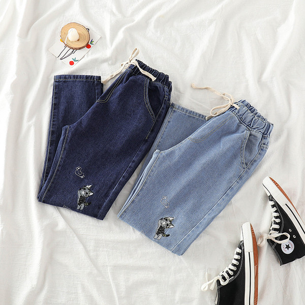 Модерни дамски дънки с еластична талия и бродерия в два цвята