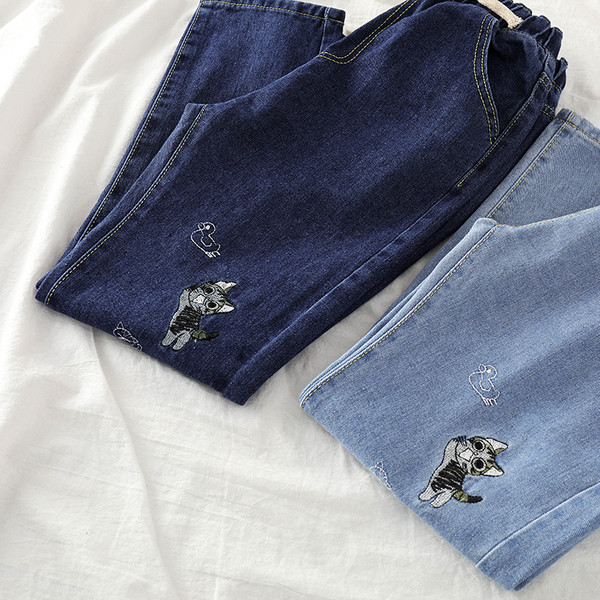 Модерни дамски дънки с еластична талия и бродерия в два цвята