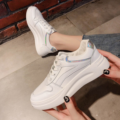 Μοντέρνα γυναικεία παπούτσια με κορδόνια  και επίπεδη σόλα σε δύο χρώματα