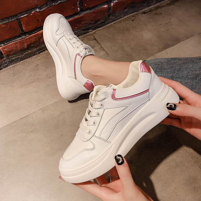 Μοντέρνα γυναικεία παπούτσια με κορδόνια  και επίπεδη σόλα σε δύο χρώματα