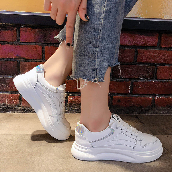 Μοντέρνα γυναικεία παπούτσια με κορδόνια  και επίπεδη σόλα σε δύο χρώματα