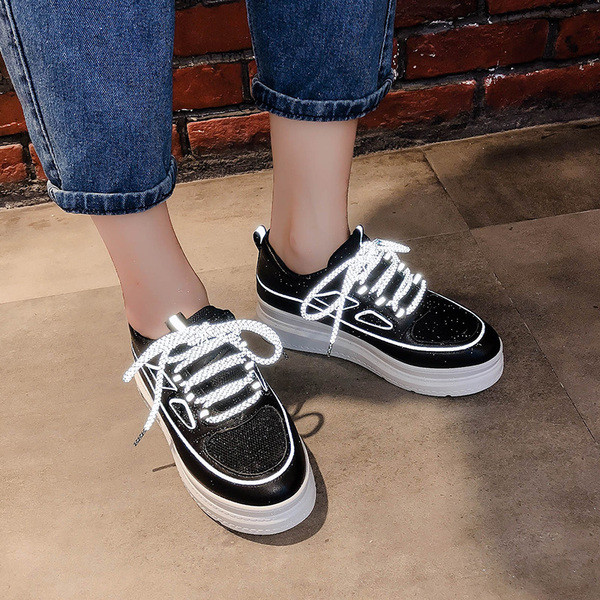 Καθημερινά  γυναικεία αθλητικά παπούτσια με κορδόνια  σε λευκό και μαύρο χρώμα