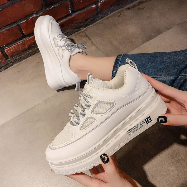 Καθημερινά  γυναικεία αθλητικά παπούτσια με κορδόνια  σε λευκό και μαύρο χρώμα