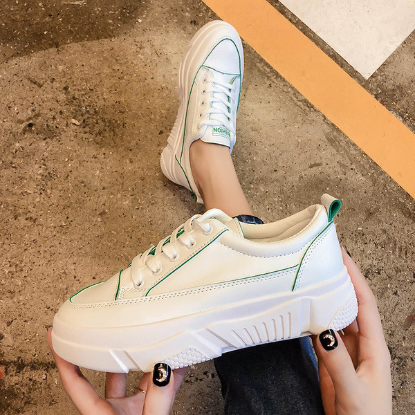 Γυναικεία αθλητικά παπούτσια σε λευκό χρώμα  με επίπεδη σόλα