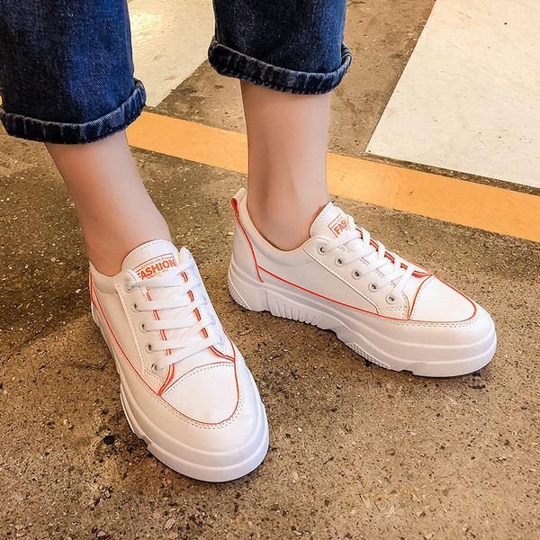 Γυναικεία αθλητικά παπούτσια σε λευκό χρώμα  με επίπεδη σόλα