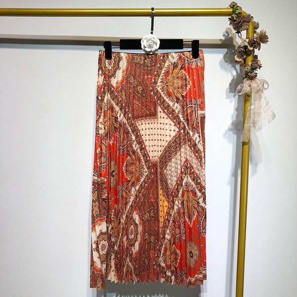 Fusta lunga plisata cu model cu model