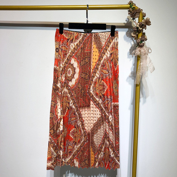 Fusta lunga plisata cu model cu model