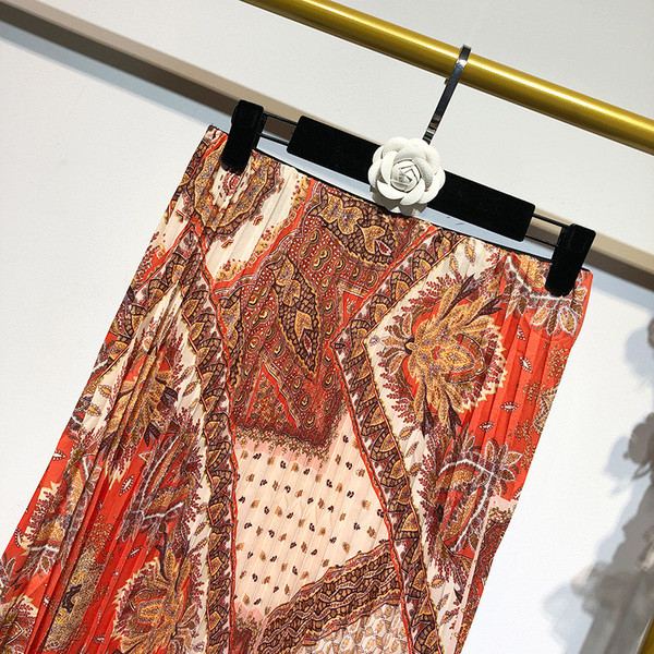 Fusta lunga plisata cu model cu model