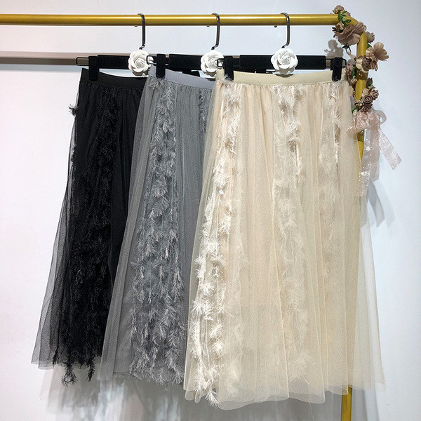 Fusta de dama moderna cu pene si tul in trei culori