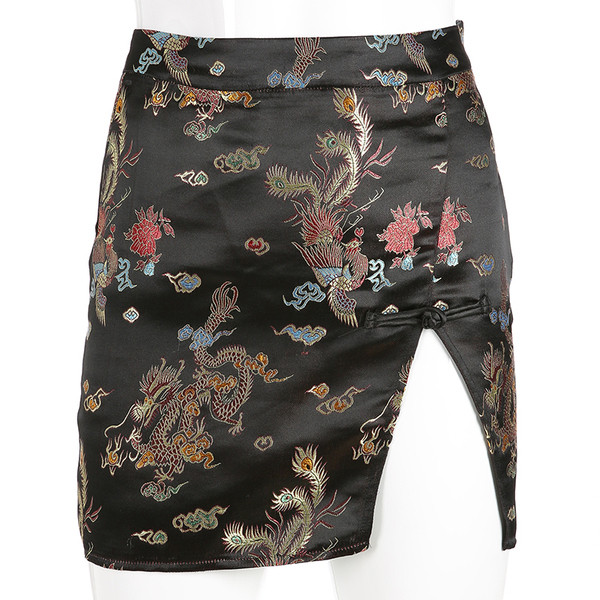 Актуална дамска пола в черен цвят с флорален десен