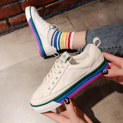 Μοντέρνα γυναικεία αθλητικά παπούτσια με επίπεδη σόλα και έγχρωμη εκτύπωση