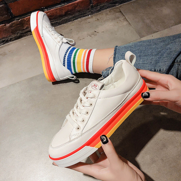 Μοντέρνα γυναικεία αθλητικά παπούτσια με επίπεδη σόλα και έγχρωμη εκτύπωση