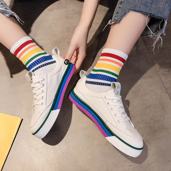 Μοντέρνα γυναικεία αθλητικά παπούτσια με επίπεδη σόλα και έγχρωμη εκτύπωση